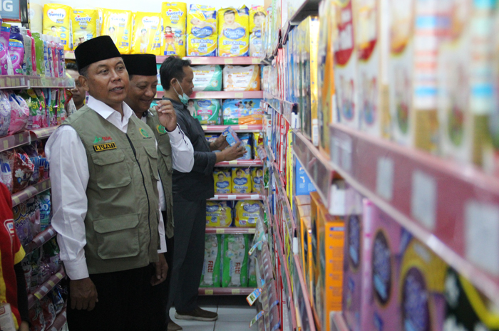 Pj Bupati Jombang Sugiat didampingi Sekdakab Agus Purnomo dan Kabag Perekonomian Aminatur Rokhiyah melakukan monitoring dan evaluasi pangan di beberapa minimarket, Jumat (22/12)