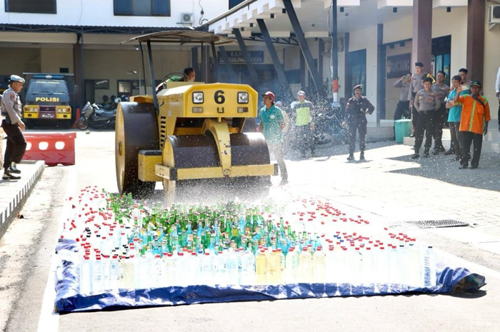 Prosesi pemusnahan ribuan botol miras hasil operasi di Mapolres Jombang