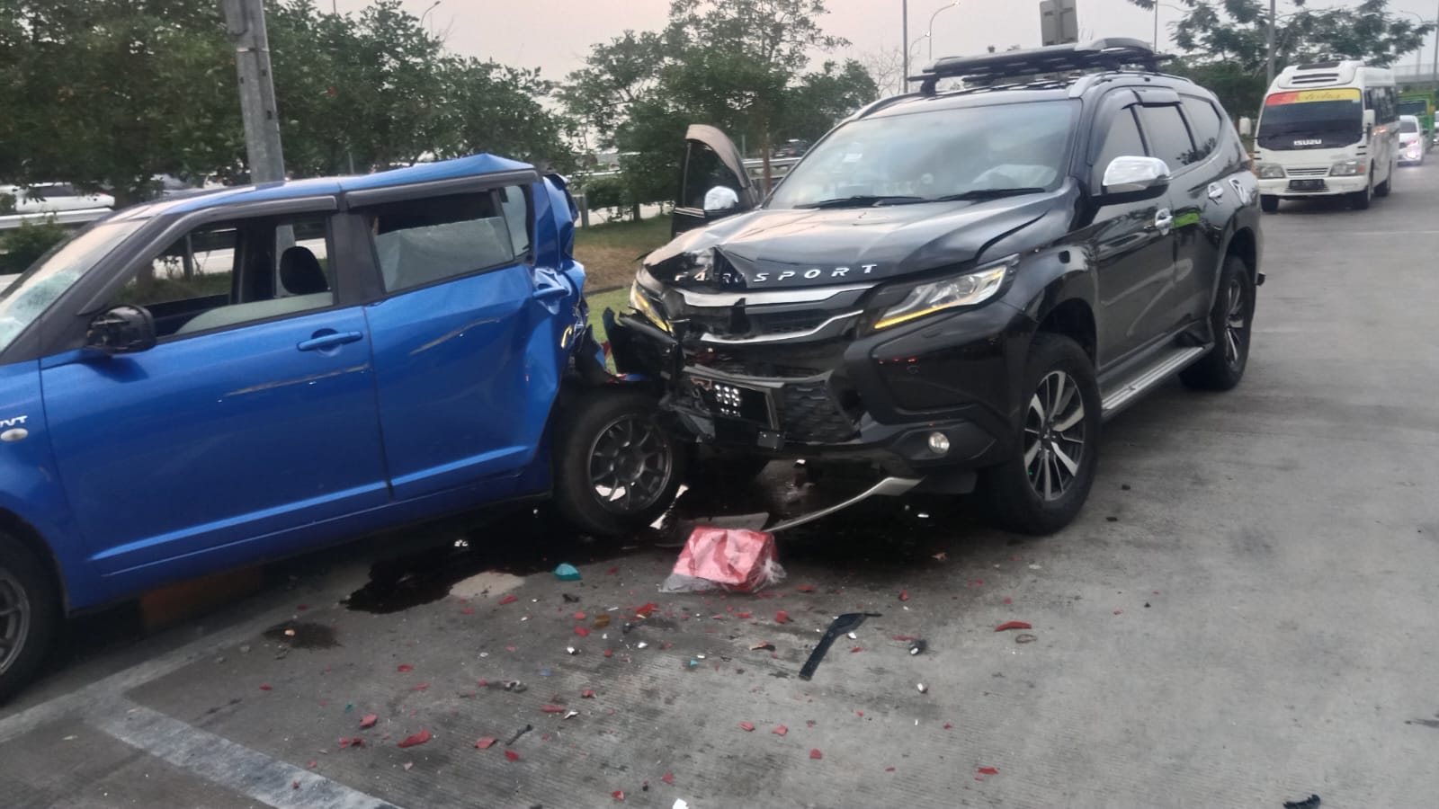 Kondisi mobil yang terlibat kecelakaan di Rest Area 695 Tol Jombang Mojokerto