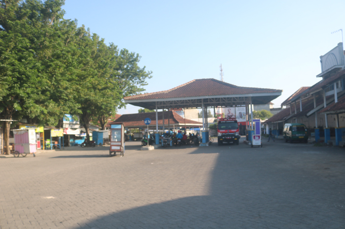 Kondisi Sub Terminal Ploso yang terbengkalai dan kini mulai banyak dihuni pedagang liar.