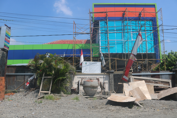 Progres pembangunan Puskesmas Blimbing, Kecamatan Kesamben yang masih setengah jadi. Padahal deadline akhir plus perpanjangan tinggal dua hari lagi.