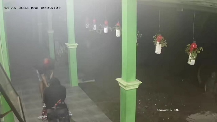Aksi dua maling yang menyerat brankas keluar dari ruang TU SMPN 3 Mojoagung Jombang. uang Rp 125 jurta berhasil digondol keduanya dalam kejadian itu.