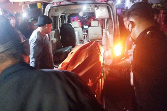 Petugas saat mengevakuasi jasad Sapto menuju RSUD Jombang untuk dilakukan otopsi (14/9) lalu.