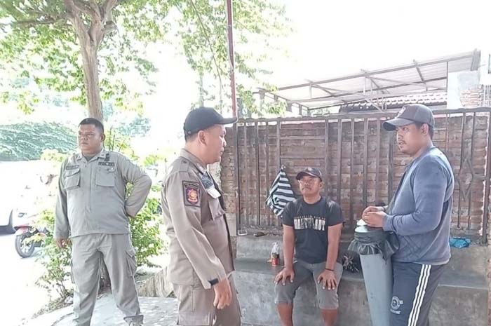Beberapa gepeng yang terjaring razia petugas Satpol PP Kabupaten Jombang. beberapa diantara mereka ternyata berasal dari luar kota dan ngekos di Jombang.
