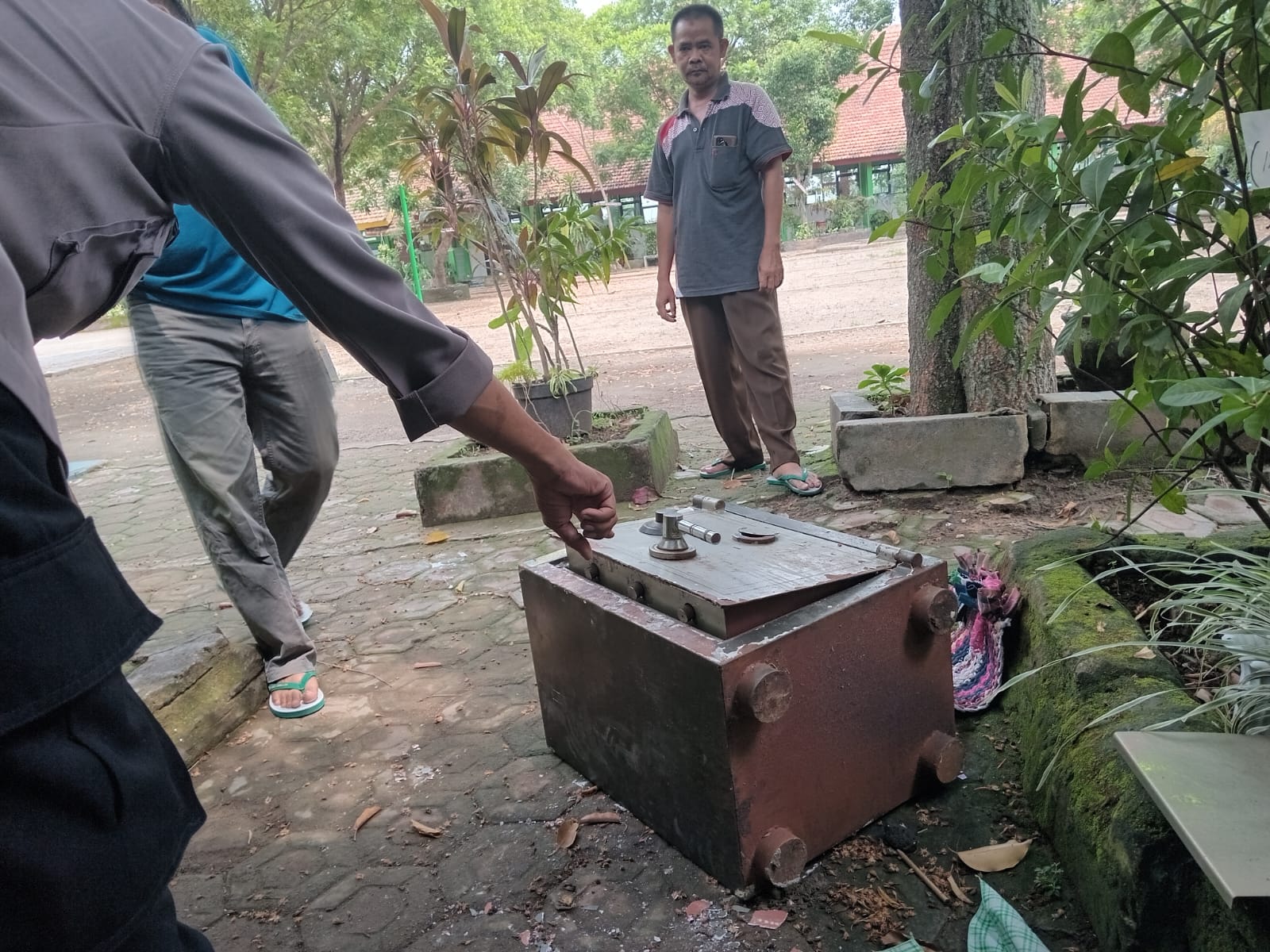 Kondisi brankas berisi uang Rp 125 Juta milik SMPN 3 Mojoagung usai dibobol maling.
