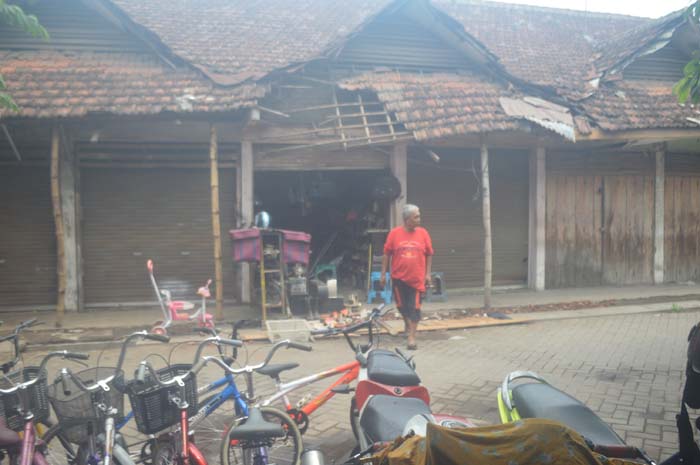 Kondisi atap depan kios di Pasar Mojotrisno, Kecamatan Mojoagung, Jombang yang telah ambruk.