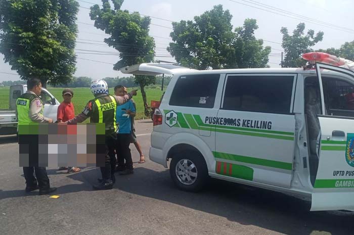 Petugas kepolisian saat melakukan evakuasi kepada korban pemotor yang tewas karena kecelakaan beruntun di Jalur Arteri Nasional Desa Tejo, Kecamatan Mojoagung, Jombang.
