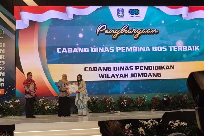 Kacabdindik Jatim di Jombang Sri Hartati, saat menerima penghargaan dari Gubernur Jatim Khofifah Indar Parawansa
