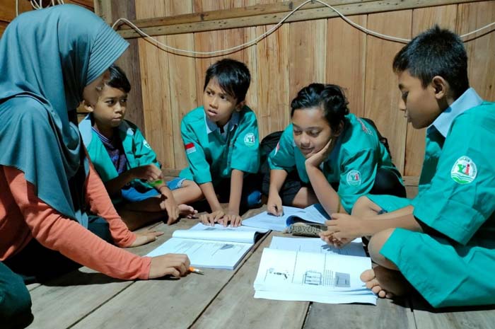 Warga belajar PKBM Yalatif saat sedang mengikuti kegiatan belajar pendidikan kesetaraan.