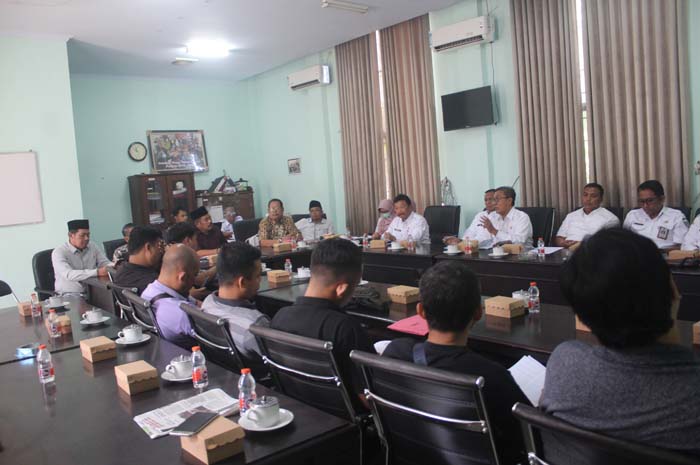 Suasana hearing antara warga Desa Jombang, Dinas Perkim dan DLH di ruang rapat Komisi C DPRD Jombang Rabu (27/12)