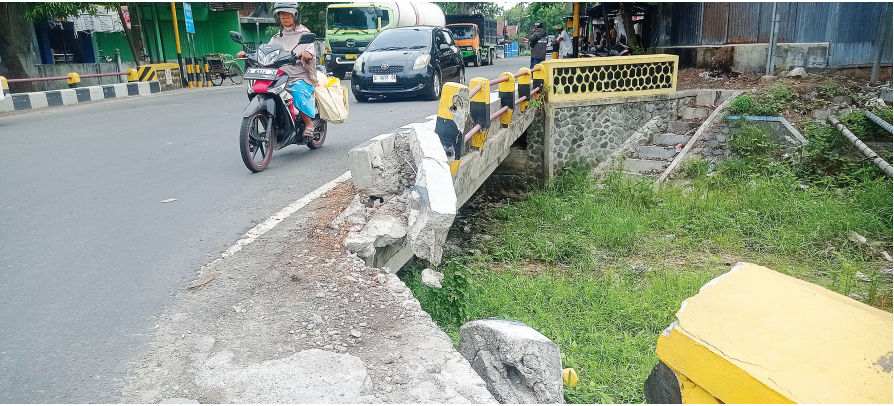 Sayap jembatan jalan nasional di Desa Cangkringrandu, Kecamatan Perak, Jombang ini sering rusak meski sudah diperbaiki