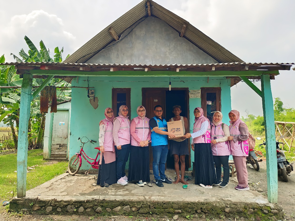 Srikandi dan Yayasan Baitul Maal (YBM) PLN UP3 (Unit Pelaksana Pelayanan Pelanggan) Mojokerto menyalurkan bantuan pasang baru listrik gratis juga memberi bingkisan sembako ke pelanggan, Kamis (28/12),