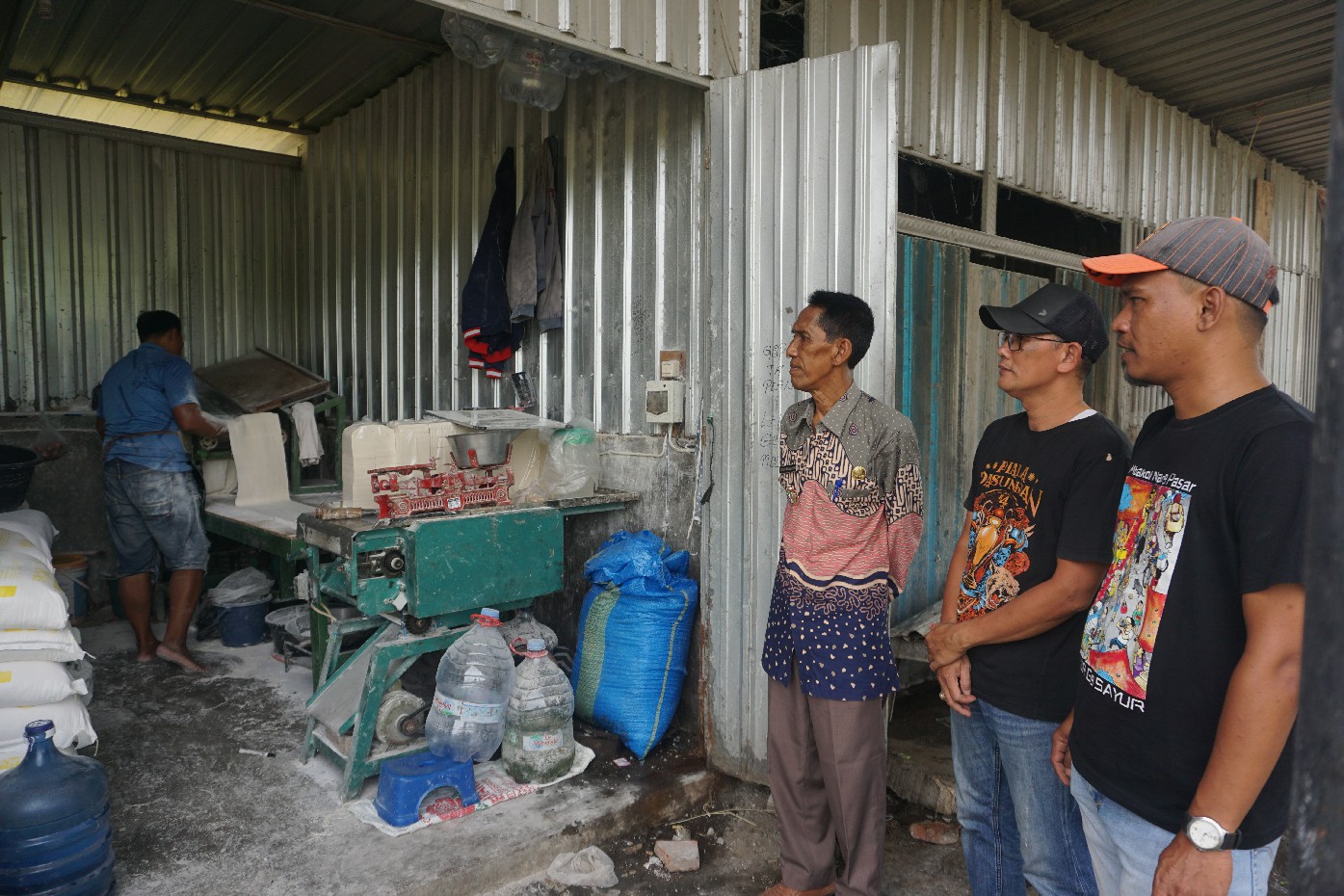 Kades Cukir Sawung Agus Basuki (pakaian batik) bersama jajaran pengurus BUMDes Cukir Jaya Mandiri meninjau pasar desa, Kamis (28/12) kemarin.