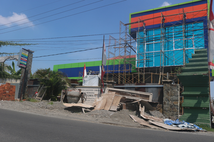 Kondisi bangunan Puskesmas Blimbing, Kecamatan Kesamben Jombang yang masih setengah jadi. Proyek ini diputus kontrak karena kontraktor dinilai tak mampu mengerjakan hingga tutup tahun.