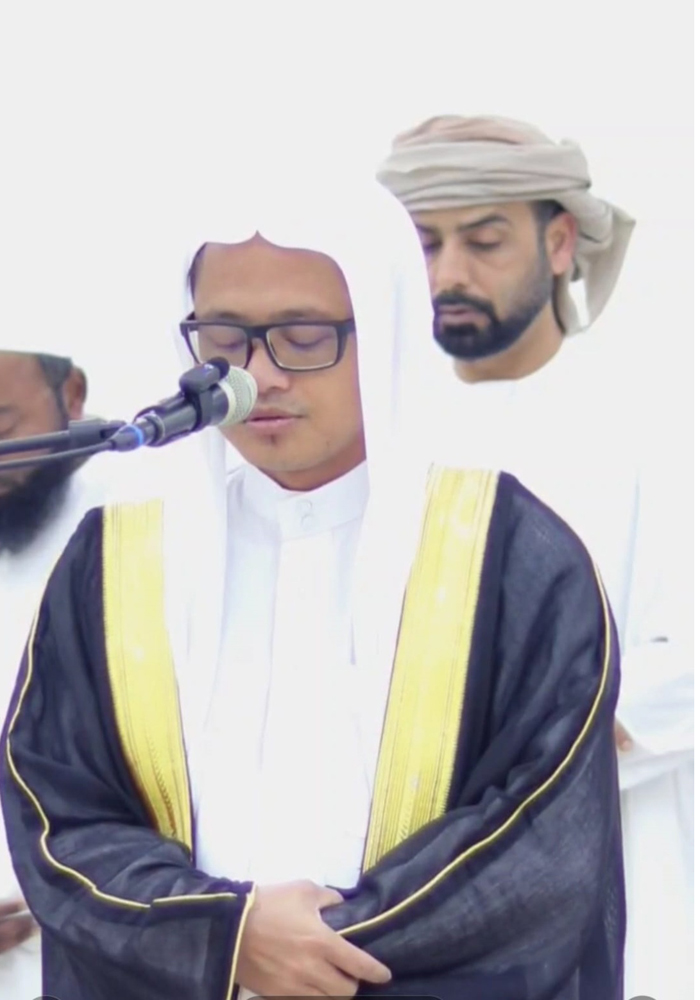 Sunarto saat bertugas menjadi Imam di Masjid Ali bin Hasan Uni Emirat Arab