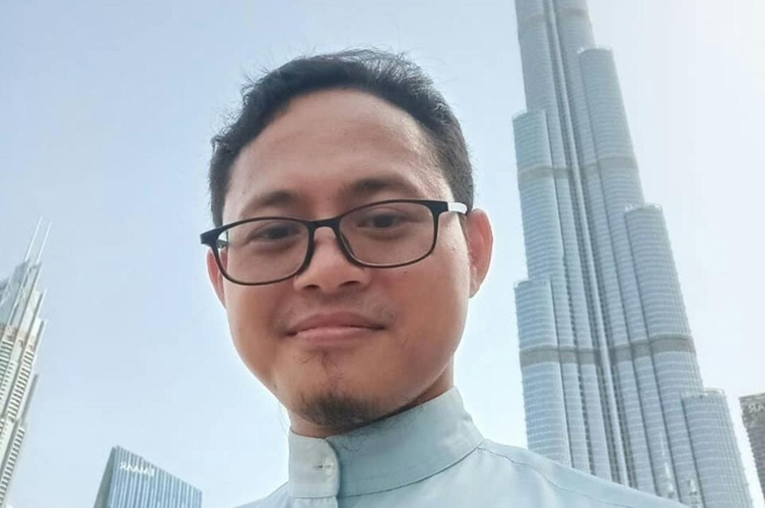 Sunarto saat berfoto di depan Burj Khalifa, salah satu bangunan tertinggi di UEA