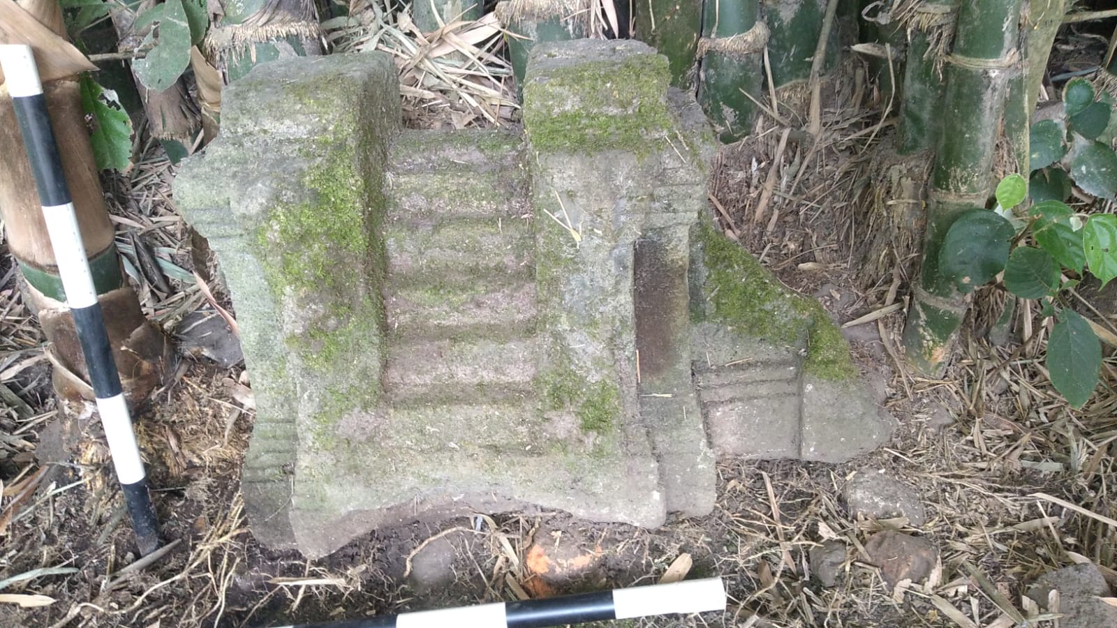 Bangunan tangga dari batu andesit ini ditemukan di Desa Janti, kecamatan Jogoroto. Diduga bagian dari candi atau miniatur candi dari era Majapahit.