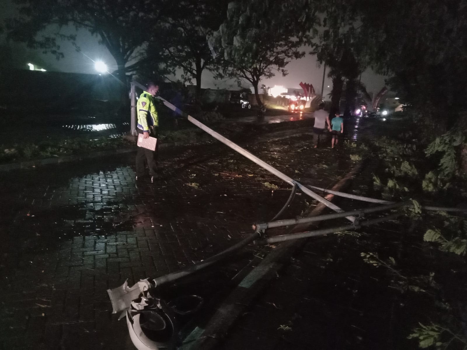 Petugas kepolisian saat melakukan olah kejadian perkara di lokasi remaja putri yang tewas tertimpa tiang PJU