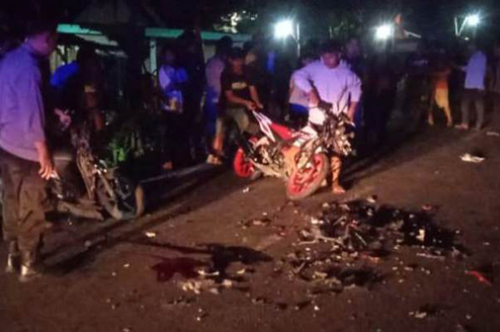 RINGSEK: Kondisi Honda Sonic rusak berat usai mengalami kecelakaan di Jl Raya Desa Penggaron, Kecamatan Mojowarno, Minggu (31/12) malam.