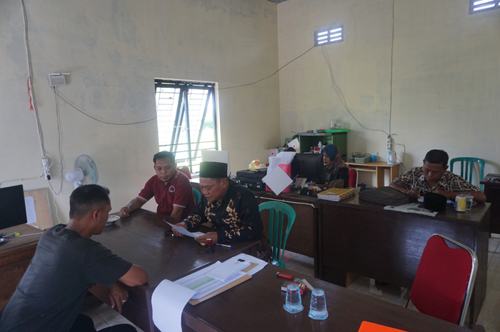 TETAP BERJALAN: Kepala Desa Ngudirejo Lantarno dan perangkat desa tetap melaksanakan tugas pelayanan dengan  memanfaatkan gedung Taman Posyandu.