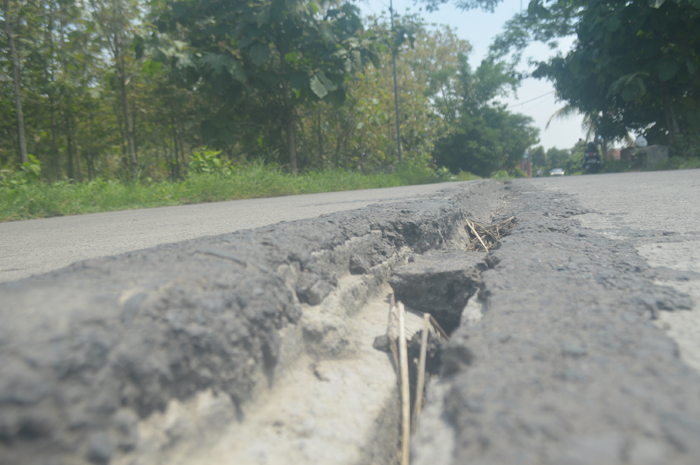 BIKIN SELIP: Jalan cor di Dusun Sumberingin, Desa Sumberaji, Kecamatan Kabuh, yang rusak sangat membahayakan pengguna jalan, Senin (1/1).