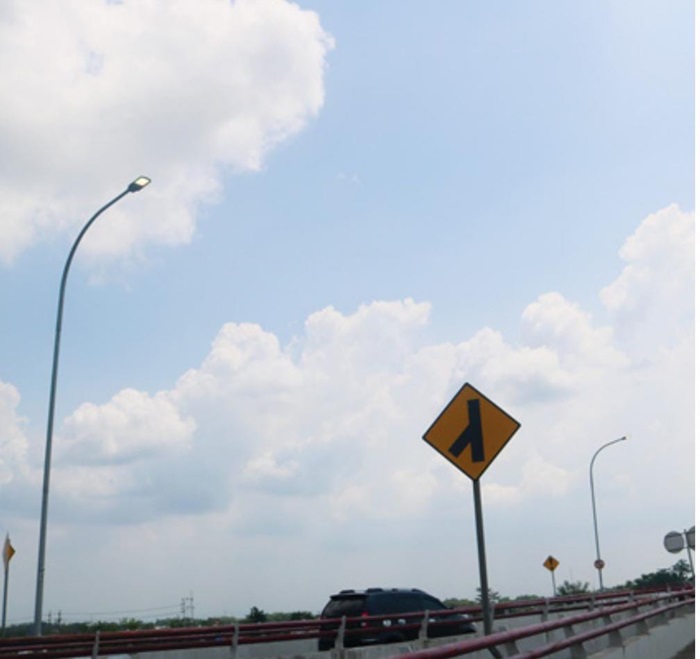 BIKIN BOROS: PJU jembatan baru Ploso sering eror, meski di siang hari tetap menyala, Senin (1/1).