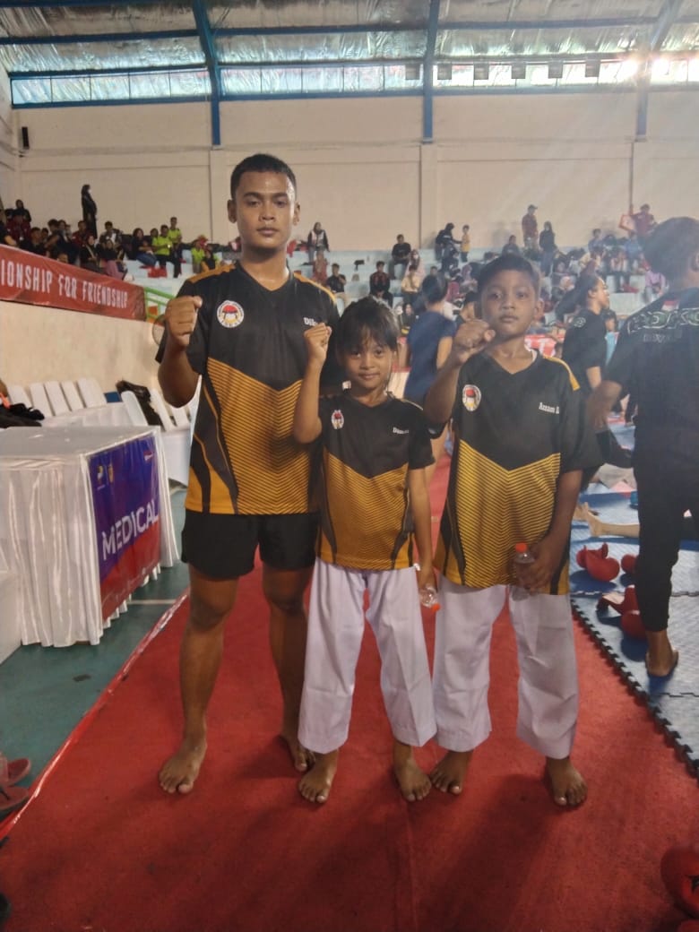 Dika Damar & Damara karateka Jombang mengikuti ajang Wimaya Open di Yogyakarta