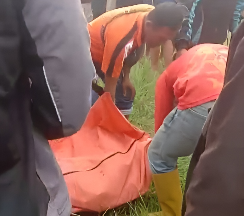 Petugas dan relawan saat mengevakuasi mayat yang ditemukan pemancing di pinggir Sungai brantas Desa Menturus, Kecamatan Kudu, Jombang Senin (1/1) sore.
