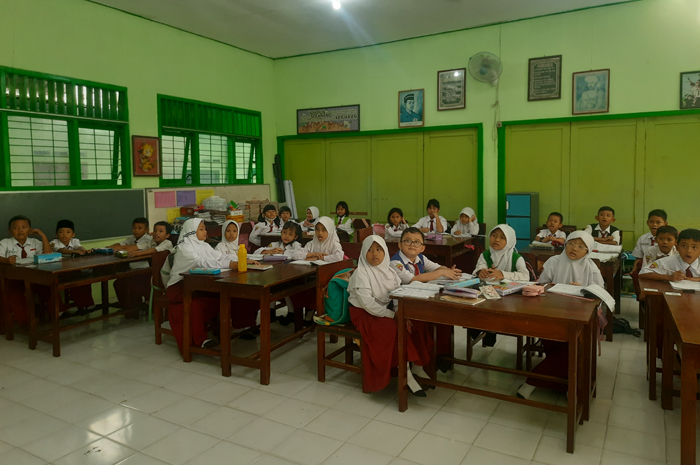 SEMANGAT: Para siswa SDN Kepanjen 2 Kecamatan Jombang saat kegiatan belajar mengajar di kelas.