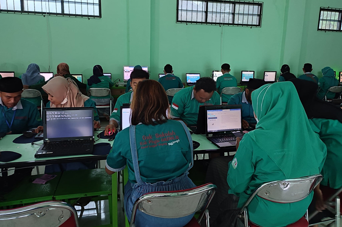 SERIUS: Ibu-ibu saat belajar di PKBM Yalatif Bandung, Diwek.