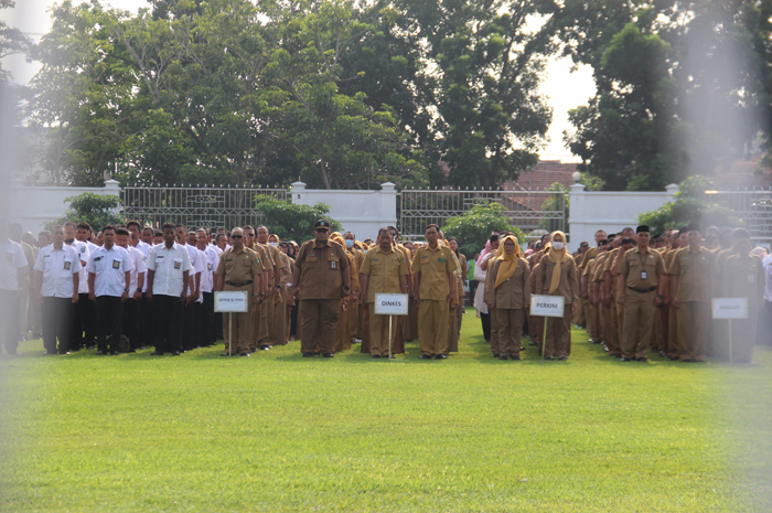 ASN mengikuti apel kerja awal tahun di lapangan Pemkab Jombang, Selasa (2/1) pagi.