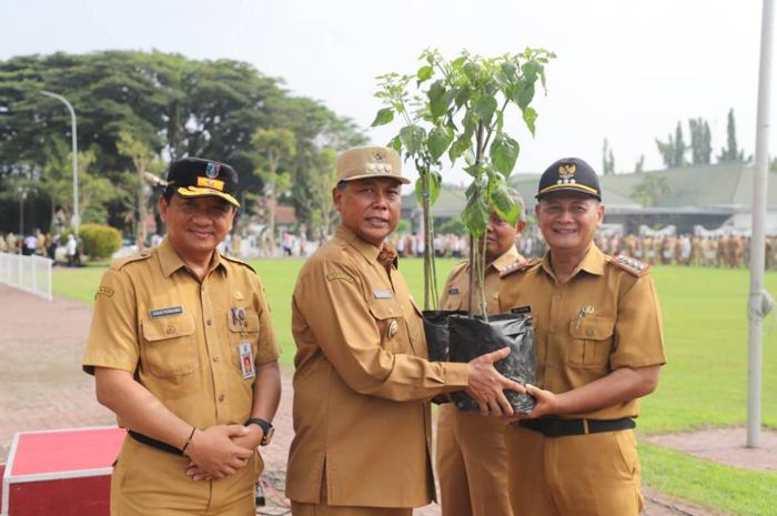 Pj Bupati Jombang Sugiat membagikan bibit cabai ke perangkat daerah.