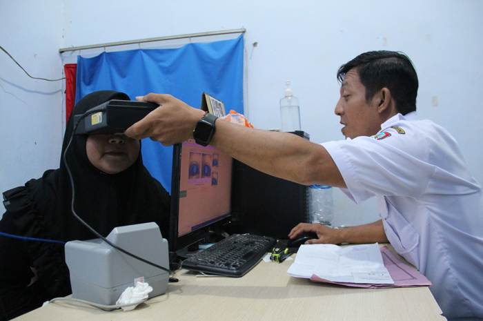 Salah satu pemilih pemula sedang melakukan perekaman di kantor Dispendukcapil Jombang untuk bisa mendapatkan KTP untuk mencoblos di Pemilu 2024
