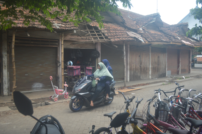 Kondisi Pasar Mojotrisno Jombang telah rusak dan nyaris ambruk