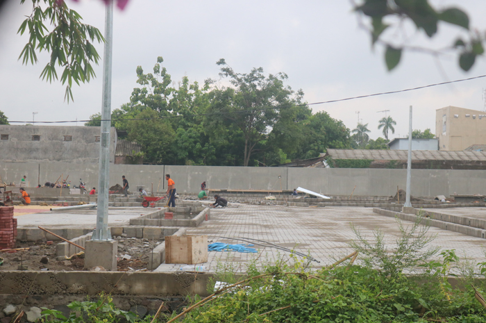 Proyek pembangunan sentra PKL  Ahmad Dahlan Jombang ini  gagal rampung hingga akhir tahun, namun justru diperpanjang kontraknya hingga 12 Januari 2024