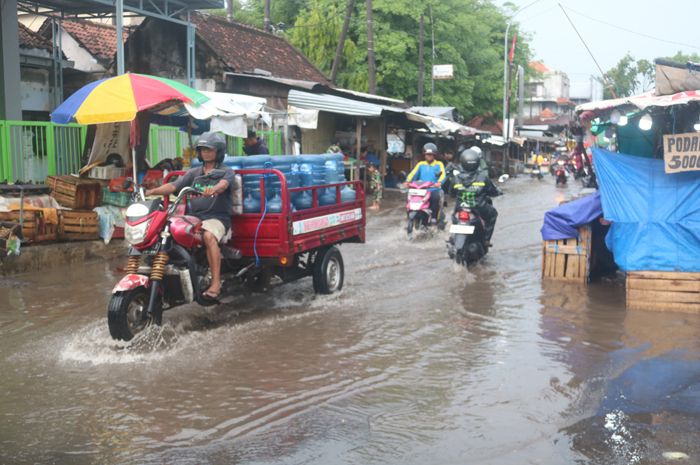 Genangan air muncul di Jl Seroja, Desa Jombang atau sebelah simpang empat Lumpang Bolong