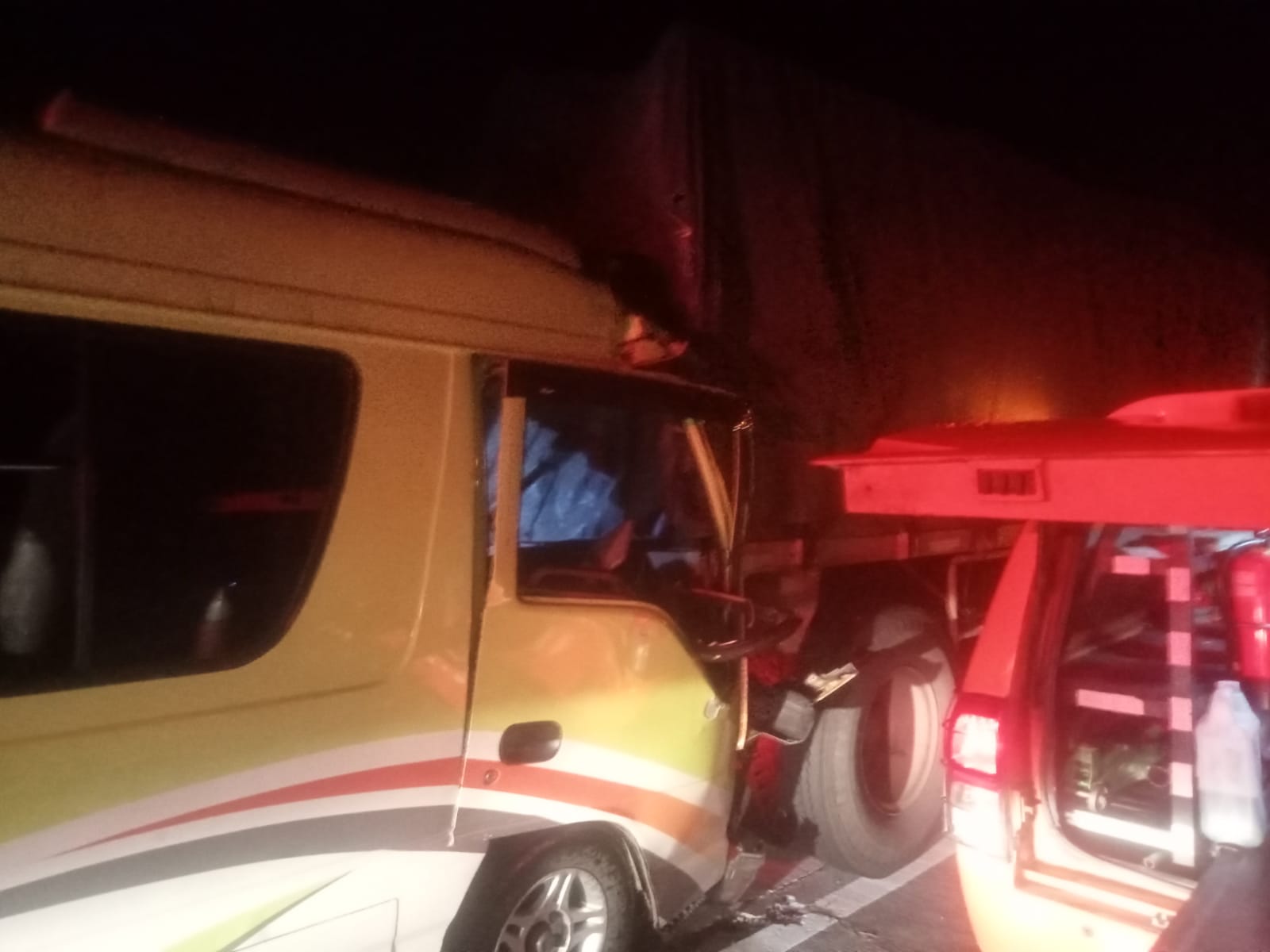 Kondisi kendaraan elf yang ditumpangi rombongan asal Papua yang menancap di bumper belakang truk gandeng di Tol Jombang Mojokerto