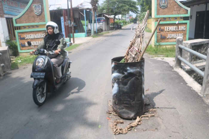 Lubang di jembatan Dusun Sugihwaras, Desa Mojokrapak, Tembelang Jombang yang kini ditutup drum karena belum ada penanganan maksimal.