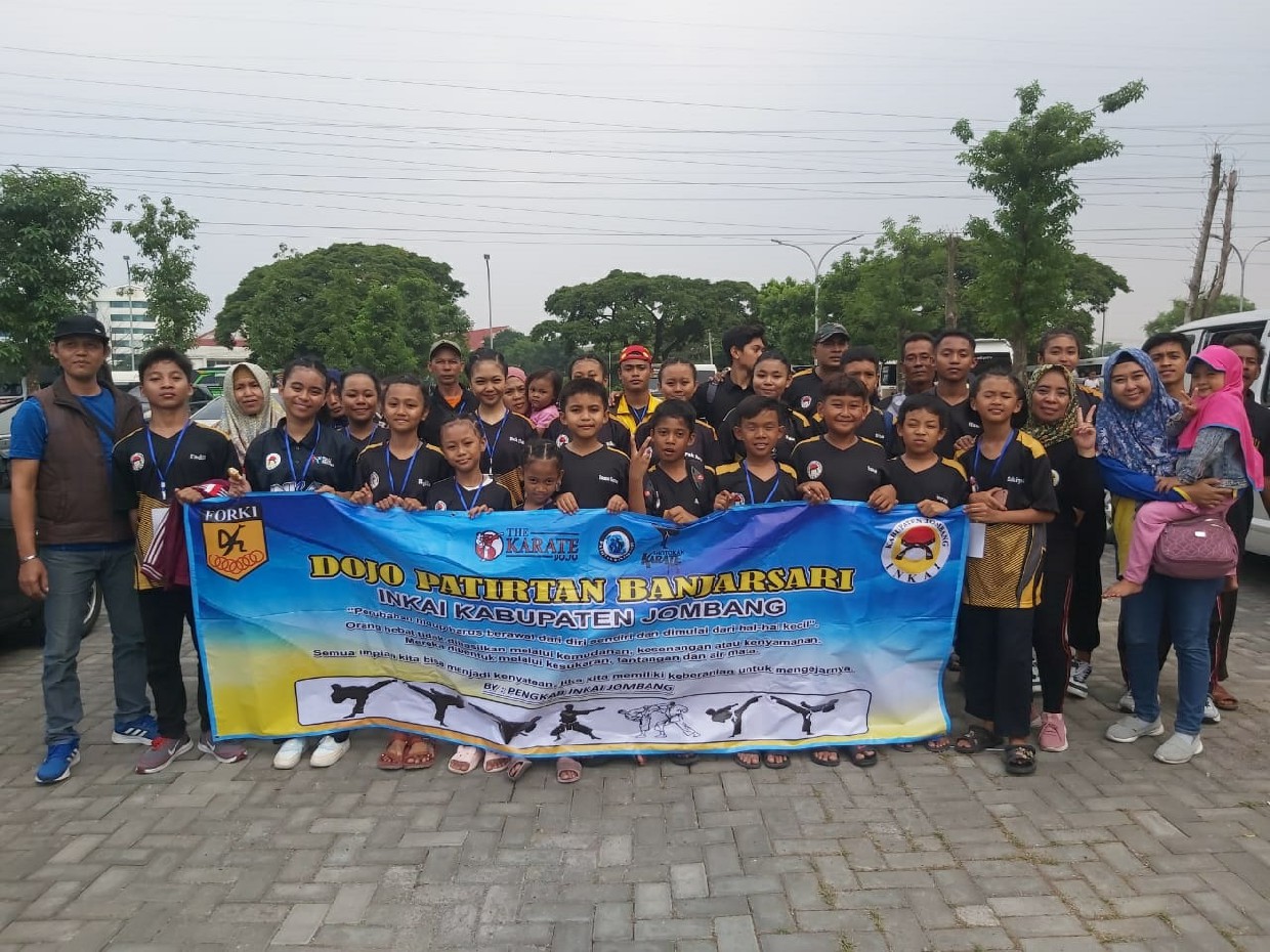Karateka Dojo Patirtan Banjarsari INKAI Kabupaten Jombang bersama wali atlet.