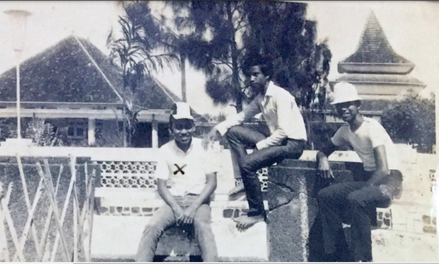 Siswa STM Jombang berfoto di depan pagar pendopo Kabupaten Jombang tahun 1970