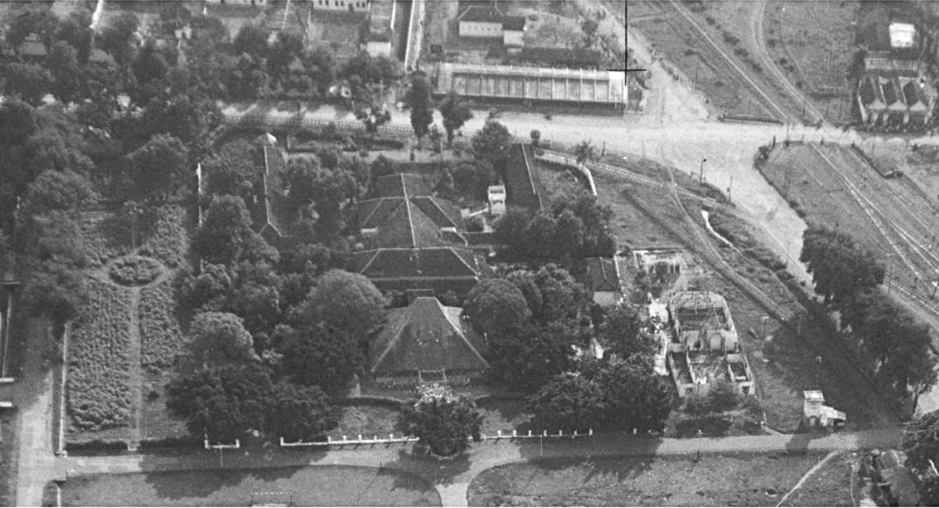 Bentuk Bangunan Pendopo Kabupaten Jombang  di tahun 1948 yang masih dikelilingi taman. Bagian pendopo sisi selatan rusak berat di masa revolusi, akhir Desember 1948.