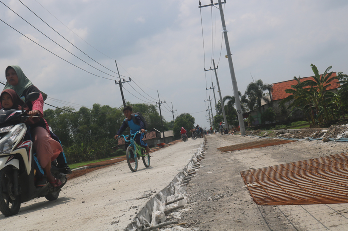Proyek jalan cor ruas Ploso-Sumbergondang di Desa Jatibanjar, Kecamatan Ploso yang baru separo dilakukan Jumat (5/1)