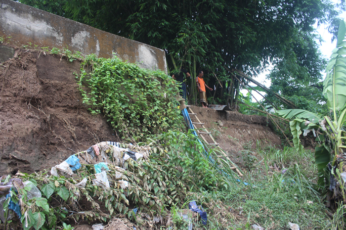 Parapet Kali Gunting di Desa Betek, Kecamatan Mojoagung Jombang ambrol tergerus air, warga waswas banjir meluap saat air meninggi.
