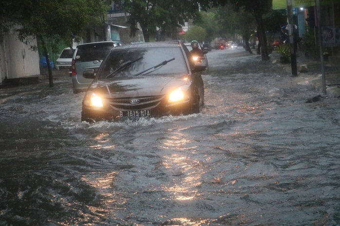 Kondisi Jl RE Martadinata di Desa Kepatihan, Kecamatan Jombang usai hujan deras mengguyur wilayah Jombang Senin (8/1) sore.
