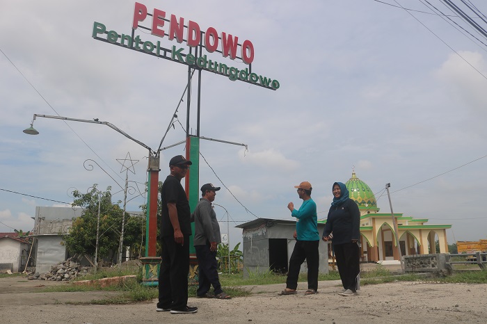 Kepala Desa Kedungdowo Suliswati (Paing kanan) bersama perangkat desa meninjau lokasi pembangunan rest area Pendowo