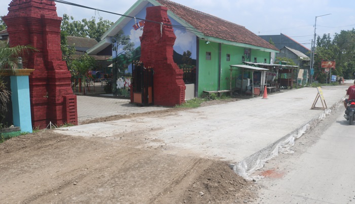 Proyek jalan cor ruas Kabuh-Tapen yang belum rampung dikerjakan di Depan Balai Desa Karangpakis, Kecamatan Kabuh. Jombang.