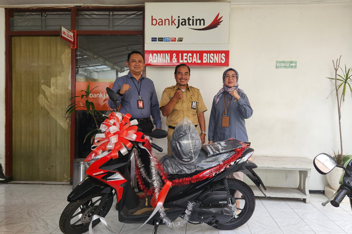 Pemimpin Cabang Bank Jatim Jombang Mutaalifin Efendhy menyerahkan motor undian KMG Vaganza kepada pemenang.
