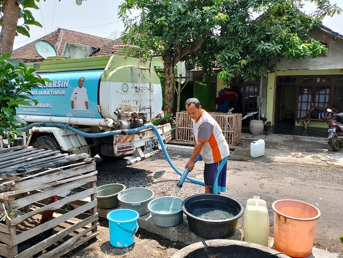 Sejumlah warga di Dusun Gesing Desa Manduro Kecamatan Kabuh saat mengantre air bersih yang di drop BPBD Jombang.