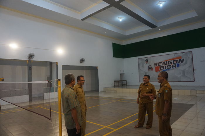 Kepala Desa Sengon Totok Soetjahjo (paling kanan) saat berada di gedung serbaguna bersama perangkat desa.