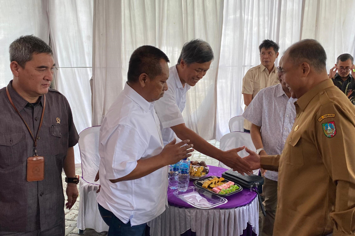 Pj Bupati Jombang Sugiat berbincang dengan insan pers, Selasa (9/1).